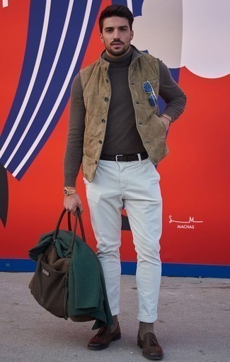 С чем носить оливковый пиджак в 30 лет мужчине: Любишь выглядеть дорого? Тогда сочетание оливкового пиджака и белых брюк чинос в вертикальную полоску для тебя. И почему бы не добавить в этот лук на каждый день чуточку стильной строгости с помощью темно-коричневых кожаных лоферов с кисточками?