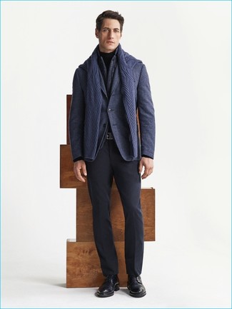 Модный лук: темно-серая куртка без рукавов, темно-синий шерстяной пиджак, темно-синий вязаный свитер, черная водолазка
