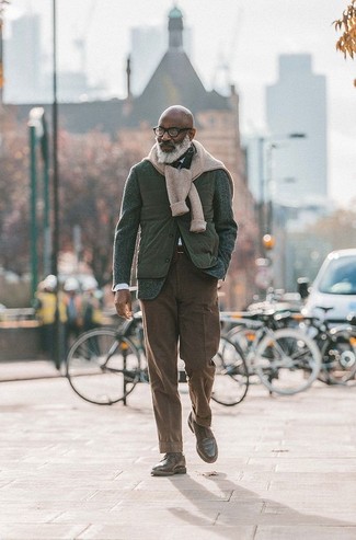 Какие классические рубашки носить с темно-коричневыми повседневными ботинками за 50 лет мужчине: Классическая рубашка и темно-коричневые брюки чинос — идеальный выбор для воплощения мужского образа в стиле смарт-кэжуал. Переходя к обуви, можно закончить лук темно-коричневыми повседневными ботинками.
