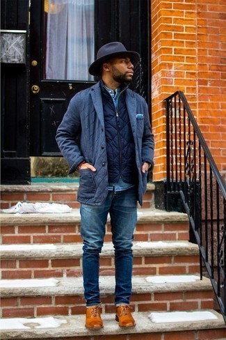 Какие джинсовые рубашки носить с темно-синим пиджаком в 30 лет мужчине осень: Темно-синий пиджак и джинсовая рубашка — замечательное решение для свидания или похода в паб с друзьями. Хочешь привнести сюда толику эффектности? Тогда в качестве дополнения к этому луку, обрати внимание на табачные кожаные оксфорды. Само собой разумеется, подобное сочетание одежды станет хорошим решением в ласковый осенний денек.
