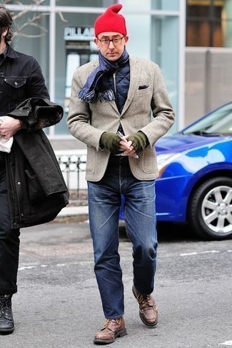Как носить бежевый шерстяной пиджак с темно-синими джинсами мужчине: Бежевый шерстяной пиджак в паре с темно-синими джинсами чудесно подойдет для рабочего дня в офисе. Пара коричневых кожаных повседневных ботинок позволит сделать образ цельным.