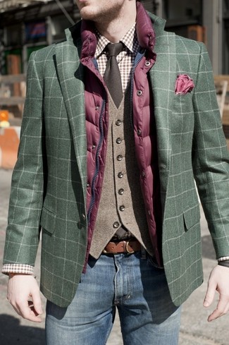 С чем носить стеганую куртку мужчине в прохладную погоду: Скопировать такой образ из стеганой куртки и темно-зеленого пиджака в шотландскую клетку несложно, главное - помнить о важности пропорций.