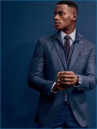 С чем носить темно-синюю куртку без рукавов мужчине: Сочетание темно-синей куртки без рукавов и темно-синих классических брюк позволит воссоздать элегантный мужской стиль.
