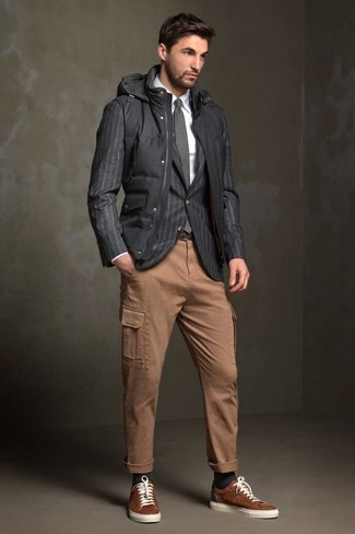 Какие брюки карго носить с темно-серым пиджаком в 20 лет: Примерь сочетание темно-серого пиджака и брюк карго, и ты получишь модный непринужденный мужской лук, который подойдет на каждый день. Если подобный лук кажется тебе слишком дерзким, разбавь его коричневыми замшевыми низкими кедами.