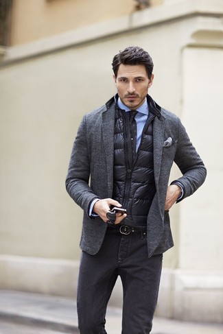 Какие джинсы носить с серым пиджаком мужчине в теплую погоду в стиле смарт-кэжуал: Серый пиджак в сочетании с джинсами поможет подчеркнуть твой индивидуальный стиль и выделиться из серой массы.