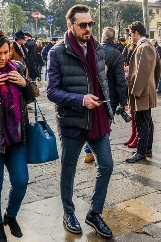 С чем носить стеганую куртку мужчине в прохладную погоду в стиле смарт-кэжуал: Если ты принадлежишь к той категории мужчин, которые разбираются в моде, тебе придется по душе тандем стеганой куртки и темно-синего шерстяного пиджака в клетку. Хочешь добавить сюда нотку эффектности? Тогда в качестве обуви к этому луку, стоит обратить внимание на темно-синие кожаные туфли дерби.