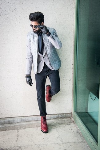 Какие повседневные ботинки носить с серым пиджаком мужчине в стиле смарт-кэжуал: Сочетание серого пиджака и темно-серых брюк чинос — воплощение современного городского стиля. Повседневные ботинки — беспроигрышный вариант, чтобы завершить ансамбль.