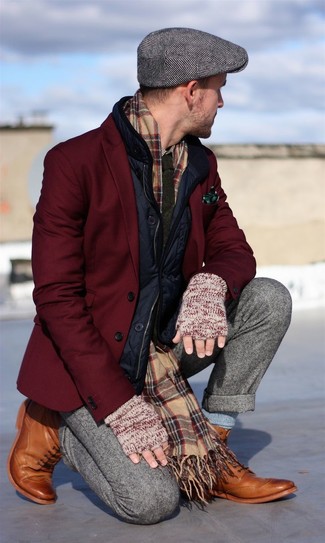 С чем носить стеганую куртку мужчине в прохладную погоду: Образ из стеганой куртки и темно-красного пиджака выглядит отменно, согласен? Боишься выглядеть неаккуратно? Заверши этот лук коричневыми кожаными ботинками броги.