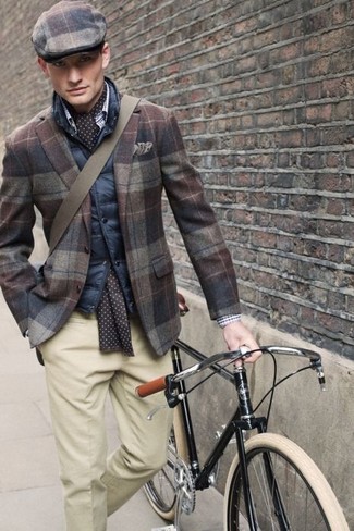 Как носить бежевые классические брюки с коричневым пиджаком в шотландскую клетку мужчине: Коричневый пиджак в шотландскую клетку в паре с бежевыми классическими брюками — отличный пример строгого делового стиля.