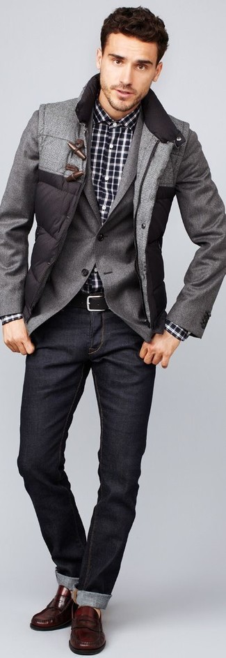 Какие джинсы носить с черно-белой рубашкой с длинным рукавом в 30 лет мужчине осень в стиле смарт-кэжуал: Черно-белая рубашка с длинным рукавом и джинсы — прекрасный вариант, если ты хочешь создать расслабленный, но в то же время модный мужской лук. Думаешь привнести сюда немного классики? Тогда в качестве дополнения к этому ансамблю, стоит обратить внимание на темно-красные кожаные лоферы. Само собой разумеется, подобный лук станет отличной идеей для пасмурной погоды.