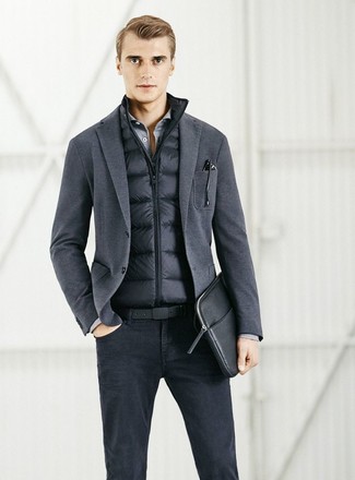 С чем носить темно-серый вязаный пиджак мужчине в стиле смарт-кэжуал: Удобное сочетание темно-серого вязаного пиджака и черных джинсов поможет выразить твой личный стиль и выигрышно выделиться из серой массы.