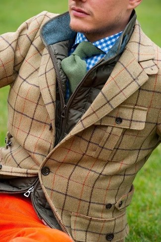 Модный лук: оливковая куртка без рукавов, светло-коричневый шерстяной пиджак в шотландскую клетку, бело-синяя рубашка с длинным рукавом в мелкую клетку, оранжевые вельветовые джинсы