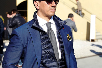 С чем носить темно-серый галстук мужчине осень: Темно-синяя стеганая куртка без рукавов в сочетании с темно-серым галстуком поможет воплотить строгий деловой стиль. Привлекательный осенний образ, подобный этому — один из самых быстрых способов поднять себе настроение и зарядиться позитивом даже в непогожий осенний день.