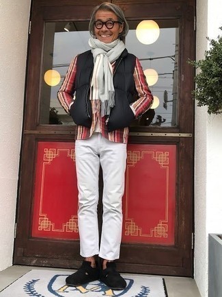 Модный лук: черная стеганая куртка без рукавов, красный пиджак в шотландскую клетку, белый свитер с круглым вырезом, белые джинсы