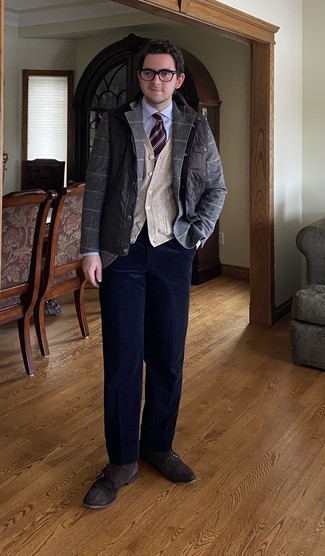 С чем носить темно-серый шерстяной пиджак в шотландскую клетку в 30 лет мужчине в прохладную погоду: Сочетание темно-серого шерстяного пиджака в шотландскую клетку и темно-синих вельветовых классических брюк поможет составить стильный и в то же время утонченный образ. Темно-коричневые замшевые монки с двумя ремешками отлично впишутся в лук.