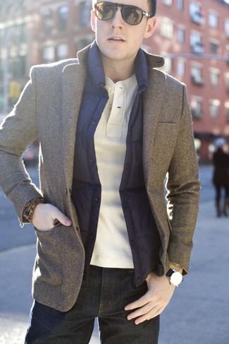 Как носить футболку на пуговицах с пиджаком в 30 лет мужчине в теплую погоду: Дуэт пиджака и футболки на пуговицах выглядит круто и современно.