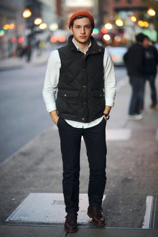 С чем носить черную куртку без рукавов в 30 лет мужчине: Создав образ из черной куртки без рукавов и темно-синих брюк чинос, можно смело отправляться на свидание с возлюбленной или мероприятие с коллегами в расслабленной обстановке. Ты сможешь легко адаптировать такой лук к повседневным реалиям, дополнив его темно-коричневыми кожаными рабочими ботинками.