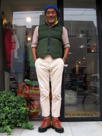 С чем носить темно-коричневые высокие кеды за 50 лет мужчине: Темно-зеленая стеганая куртка без рукавов и бежевые брюки чинос — идеальный образ, если ты ищешь раскованный, но в то же время стильный мужской образ. Ты можешь легко приспособить такой лук к повседневным делам, надев темно-коричневыми высокими кедами.