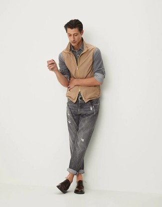 С чем носить серебряные джинсы мужчине в стиле кэжуал: Если ты делаешь ставку на комфорт и функциональность, светло-коричневая куртка без рукавов и серебряные джинсы — превосходный вариант для привлекательного мужского образа на каждый день. Преобразить лук и добавить в него немного классики помогут темно-коричневые кожаные туфли дерби.