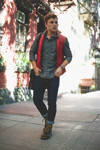 С чем носить красную куртку без рукавов мужчине: Красная куртка без рукавов и темно-синие джинсы — хорошая идея для расслабленного, но модного мужского образа. Дополнив лук темно-коричневыми кожаными повседневными ботинками, можно получить поразительный результат.