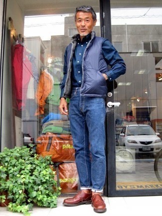 Как носить куртку без рукавов с джинсами за 50 лет мужчине осень: Куртка без рукавов и джинсы — неотъемлемые вещи в гардеробе мужчин с превосходным чувством стиля. Опасаешься выглядеть несолидно? Дополни этот ансамбль табачными кожаными туфлями дерби. Подобный образ поможет создать позитивное осеннее настроение, какой бы ни была погода за окном.