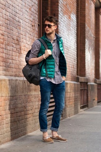 Какие джинсы носить с бежевыми топсайдерами в 30 лет осень: Зеленая куртка без рукавов и джинсы — выгодные инвестиции в твой гардероб. В паре с этим луком наиболее уместно выглядят бежевые топсайдеры. Такое образ из базовых вещей гарантирует, что твой осенний лук не будет обыденным.