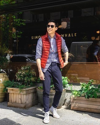 С чем носить красную стеганую куртку без рукавов мужчине осень: Красная стеганая куртка без рукавов и темно-синие брюки чинос будет замечательным вариантом для простого повседневного ансамбля. Почему бы не привнести в этот образ толику непринужденности с помощью белых высоких кед из плотной ткани? Вне всякого сомнения, подобное сочетание будет смотреться невероятно стильно в межсезонный период, когда погода станет менее ласковой.