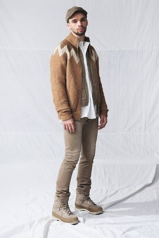 С чем носить светло-коричневый свитер на молнии в 30 лет мужчине: Светло-коричневый свитер на молнии и коричневые джинсы будет замечательной идеей для легкого повседневного образа. Тебе нравятся незаурядные решения? Можешь закончить свой ансамбль бежевыми рабочими ботинками из плотной ткани.
