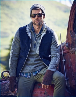 С чем носить темно-синюю рубашку в 30 лет мужчине в прохладную погоду в стиле кэжуал: Темно-синяя рубашка и серые брюки чинос — отличный лук, если ты ищешь простой, но в то же время модный мужской лук.