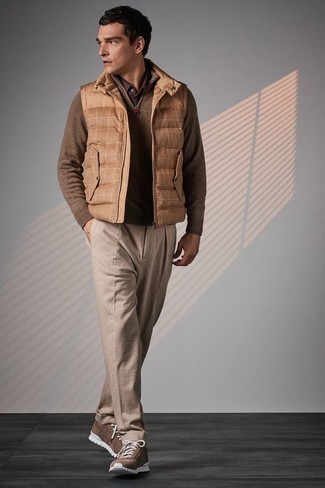 Модный лук: светло-коричневая куртка без рукавов в шотландскую клетку, коричневый свитер с воротником на молнии, темно-коричневая футболка-поло, светло-коричневые брюки чинос