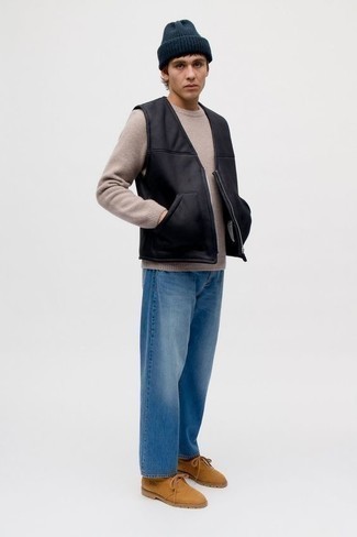 С чем носить бежевый свитер в 30 лет мужчине осень: Бежевый свитер в сочетании с синими джинсами без сомнений будет привлекать взоры красивых девушек. Любишь эксперименты? Заверши образ светло-коричневыми замшевыми ботинками дезертами. Если хочешь выглядеть по-осеннему ярко и нескучно, тебе определенно нужно взять этот лук на заметку.