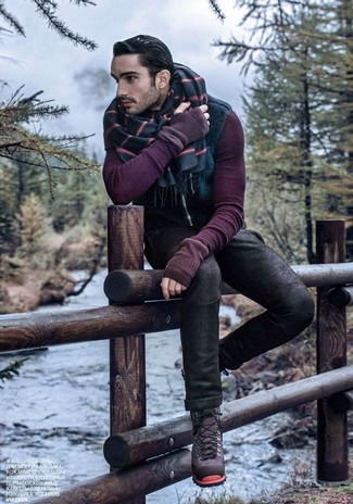 С чем носить пурпурный свитер с круглым вырезом мужчине: Пурпурный свитер с круглым вырезом и черные зауженные джинсы — хороший лук, если ты хочешь создать раскованный, но в то же время стильный мужской лук. Теперь почему бы не добавить в повседневный ансамбль немного стильной строгости с помощью пурпурных замшевых повседневных ботинок?