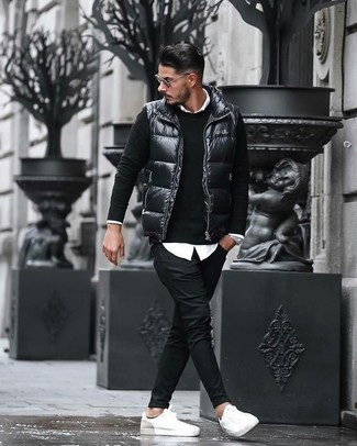 Модный лук: черная стеганая куртка без рукавов, черный свитер с круглым вырезом, белая классическая рубашка, черные брюки чинос