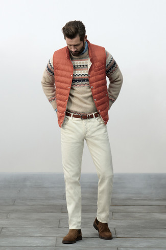 С чем носить бежевый свитер за 40 лет мужчине: Сочетание бежевого свитера и белых джинсов продолжает импонировать парням, которые всегда одеты со вкусом. Любишь эксперименты? Дополни образ темно-коричневыми замшевыми ботинками челси.