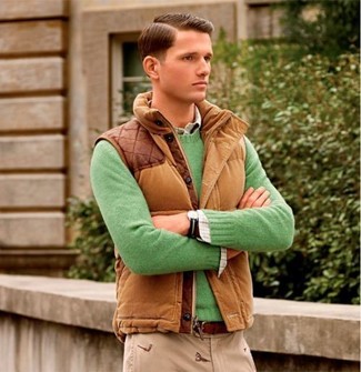 Модный лук: коричневая куртка без рукавов, зеленый свитер с круглым вырезом, белая рубашка с длинным рукавом в шотландскую клетку, бежевые брюки чинос