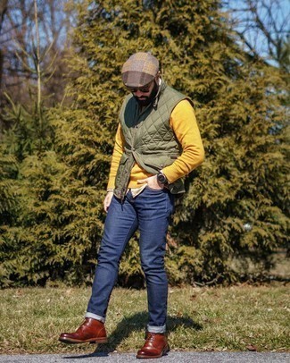 Какие повседневные ботинки носить с желтым свитером с круглым вырезом мужчине в прохладную погоду: Желтый свитер с круглым вырезом и темно-синие джинсы надежно обосновались в гардеробе многих джентльменов, помогая создавать незаезженные и практичные луки. Завершив лук повседневными ботинками, можно привнести в него нотки мужественной элегантности.