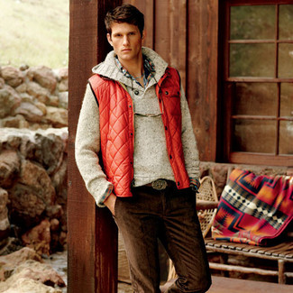 С чем носить вельветовые джинсы мужчине: Красная куртка без рукавов и вельветовые джинсы — хороший вариант, если ты ищешь расслабленный, но в то же время модный мужской образ.