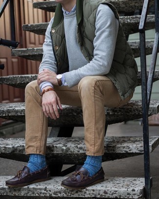 С чем носить синие носки мужчине в стиле кэжуал: Если ты ценишь удобство и функциональность, оливковая стеганая куртка без рукавов и синие носки — прекрасный вариант для расслабленного мужского ансамбля на каждый день. Хочешь сделать образ немного элегантнее? Тогда в качестве обуви к этому образу, выбери темно-коричневые кожаные топсайдеры.