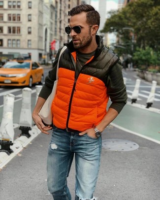 С чем носить оранжевую куртку без рукавов мужчине в теплую погоду в спортивном стиле: Оранжевая куртка без рукавов и синие рваные джинсы — выбор молодых людей, которые никогда не сидят на месте.