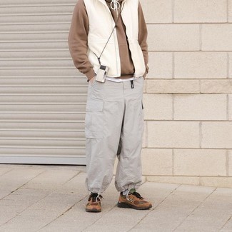 С чем носить белую куртку в 30 лет мужчине: Белая куртка и серые брюки карго помогут создать гармоничный и модный лук. Ну и почему бы не разбавить образ с помощью коричневых кроссовок?