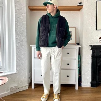 С чем носить бело-зеленую бейсболку мужчине в теплую погоду: Если ты делаешь ставку на удобство и практичность, черная флисовая куртка без рукавов и бело-зеленая бейсболка — великолепный вариант для стильного мужского ансамбля на каждый день. Если ты любишь соединять в своих ансамблях разные стили, из обуви можешь надеть горчичные низкие кеды из плотной ткани.