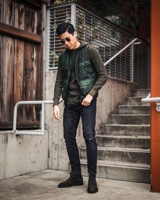 С чем носить темно-коричневые замшевые повседневные ботинки мужчине в спортивном стиле: Сочетание темно-зеленой стеганой куртки без рукавов и темно-серых рваных зауженных джинсов - очень практично, и поэтому идеально для создания повседневного  образа. Думаешь добавить сюда нотку изысканности? Тогда в качестве дополнения к этому образу, выбирай темно-коричневые замшевые повседневные ботинки.