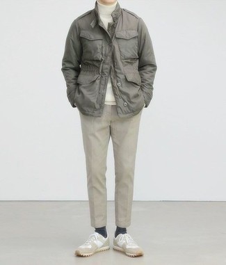 Модный лук: серая куртка в стиле милитари, белая водолазка, бежевые брюки чинос, бежевые замшевые низкие кеды