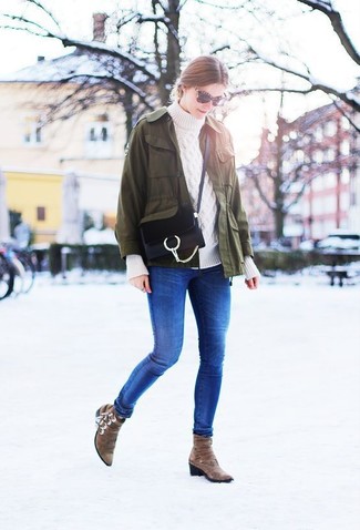 Как носить белую водолазку с синими джинсами скинни в 30 лет в теплую погоду: Если ты считаешь себя одной из тех женщин, способных хорошо разбираться в одежде, тебе придется по душе тандем белой водолазки и синих джинсов скинни. Что касается обуви, коричневые замшевые ботильоны — самый достойный вариант.