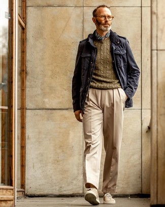 Какие низкие кеды носить с бежевыми классическими брюками за 40 лет мужчине: Темно-синяя куртка в стиле милитари и бежевые классические брюки — чудесный пример элегантного стиля. Чтобы лук не получился слишком строгим, можешь дополнить его низкими кедами.