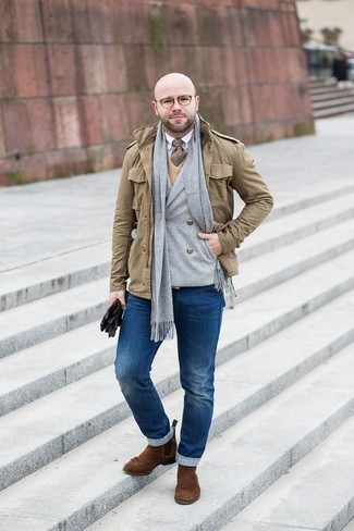 Как носить темно-синие джинсы с темно-серым двубортным пиджаком мужчине осень в стиле смарт-кэжуал: Создав лук из темно-серого двубортного пиджака и темно-синих джинсов, получишь подходящий мужской лук для полуформальных мероприятий после работы. Завершив лук темно-коричневыми замшевыми ботинками челси, можно привнести в него нотки строгой классики. Идеальный выбор на осень.