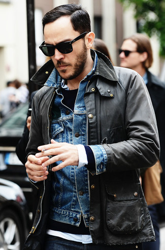 Модный лук: темно-серая куртка в стиле милитари, синяя джинсовая куртка, темно-синий свитер с круглым вырезом, белая рубашка с длинным рукавом