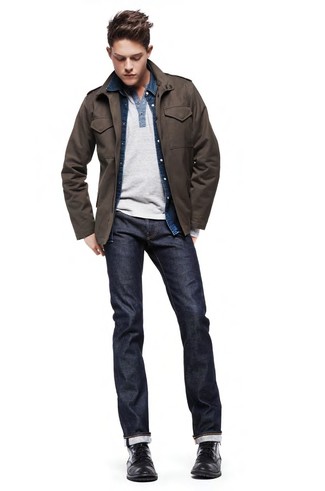 Как носить темно-синие джинсы с черными кожаными повседневными ботинками мужчине осень: Темно-коричневая куртка в стиле милитари и темно-синие джинсы — необходимые вещи в гардеробе поклонников стиля casual. Если ты не боишься сочетать в своих образах разные стили, на ноги можно надеть черные кожаные повседневные ботинки. Подобное сочетание одежды поможет поднять настроение в тоскливый осенний день.