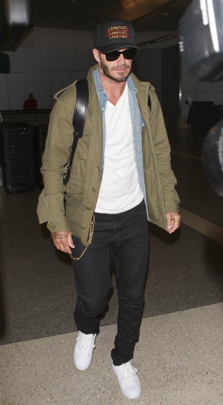 Как David Beckham носит Оливковая куртка в стиле милитари, Голубая джинсовая рубашка, Белая футболка с круглым вырезом, Черные джинсы