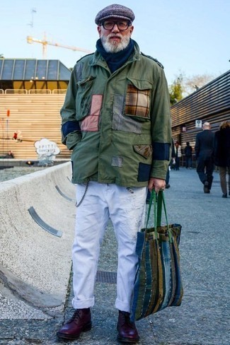 С чем носить разноцветную большую сумку из плотной ткани за 60 лет мужчине: Если ты ценишь комфорт и практичность, оливковая куртка в стиле милитари и разноцветная большая сумка из плотной ткани — замечательный выбор для стильного повседневного мужского образа. Любители экспериментировать могут закончить лук темно-красными кожаными повседневными ботинками, тем самым добавив в него чуточку классики.
